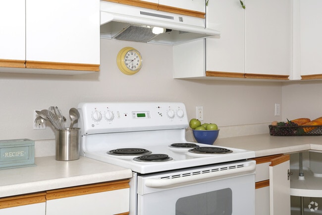2 BR, 1 BA - 826 SF