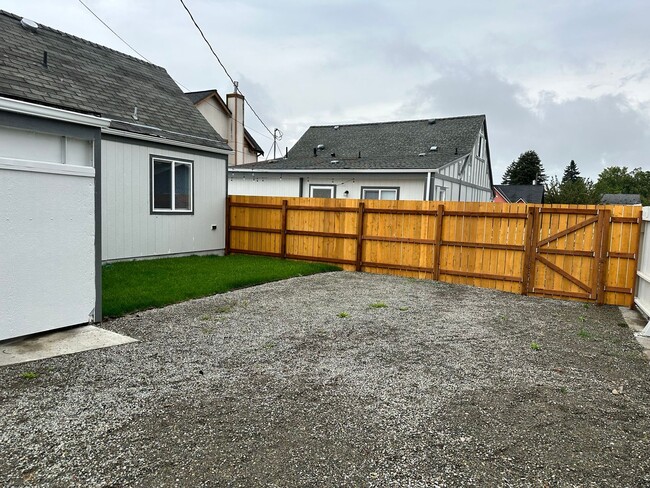 Building Photo - Affordable and Convenient Tacoma Living