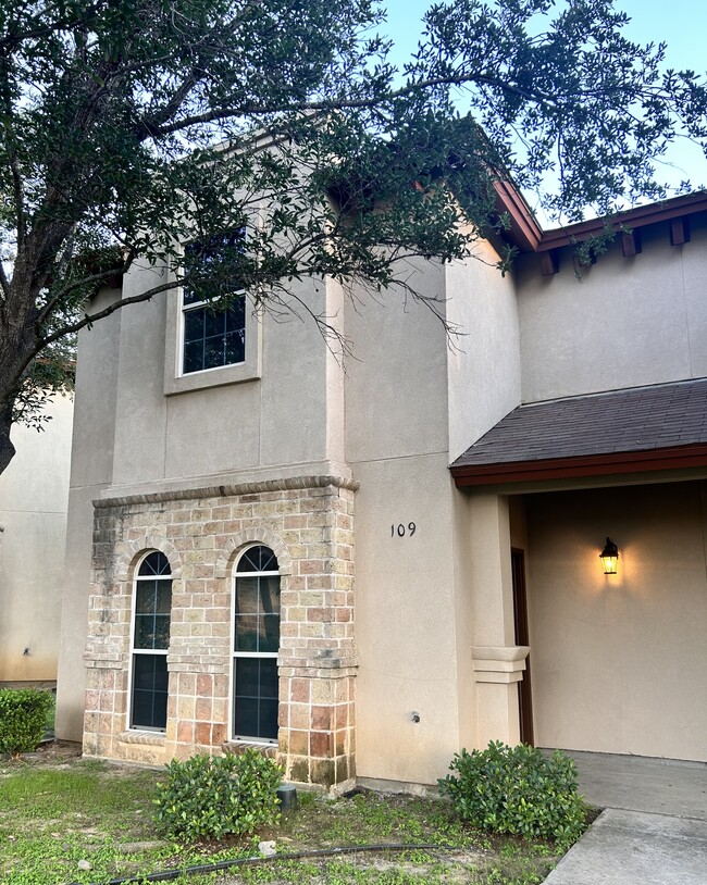 Photo - 10706 International Blvd Unidad 109 Rental