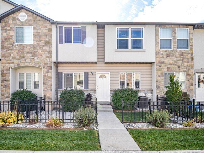 Photo - 537 W 1570 N