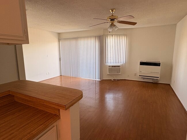 6827 Whitsett Ave