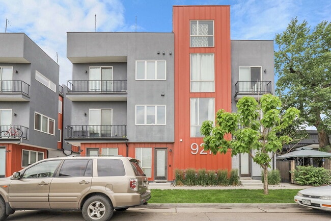 $3,095, 2 bedroom, 2.5 bathroom located in... - $3,095, 2 bedroom, 2.5 bathroom located in... Apartment Unit 3