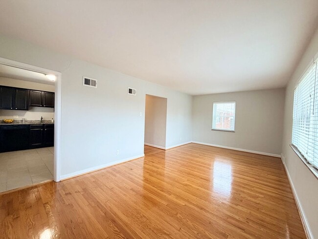 Photo - Nagel Avenue Apartments Unit 5931 -2W