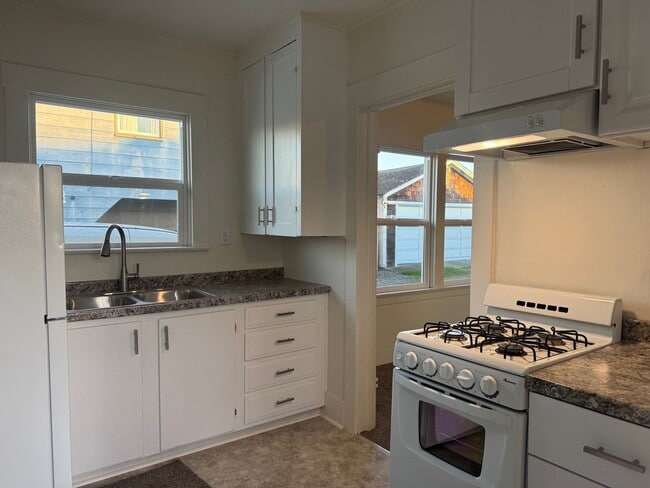 Building Photo - 2015 I St Unit 2017 I ST