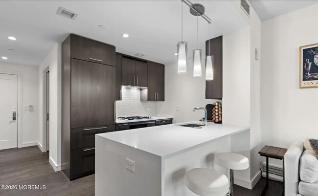 Building Photo - 15 Morris Ave Unit 206