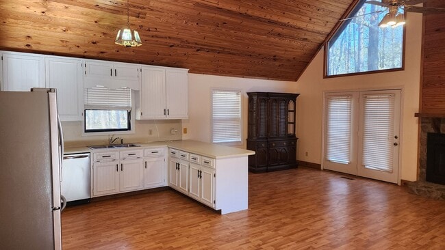 Photo - Home Located in Hamilton, Close to Lake Harding!