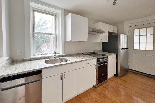 9/1 Charming downtown Beverly 1BR w/laundr... - 9/1 Charming downtown Beverly 1BR w/laundr... Condo