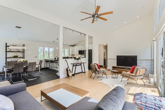 Photo - GORGEOUS 4BD/ 3BA MOUNTAIN HOME in Boulder, CO- Available 7/10/26!