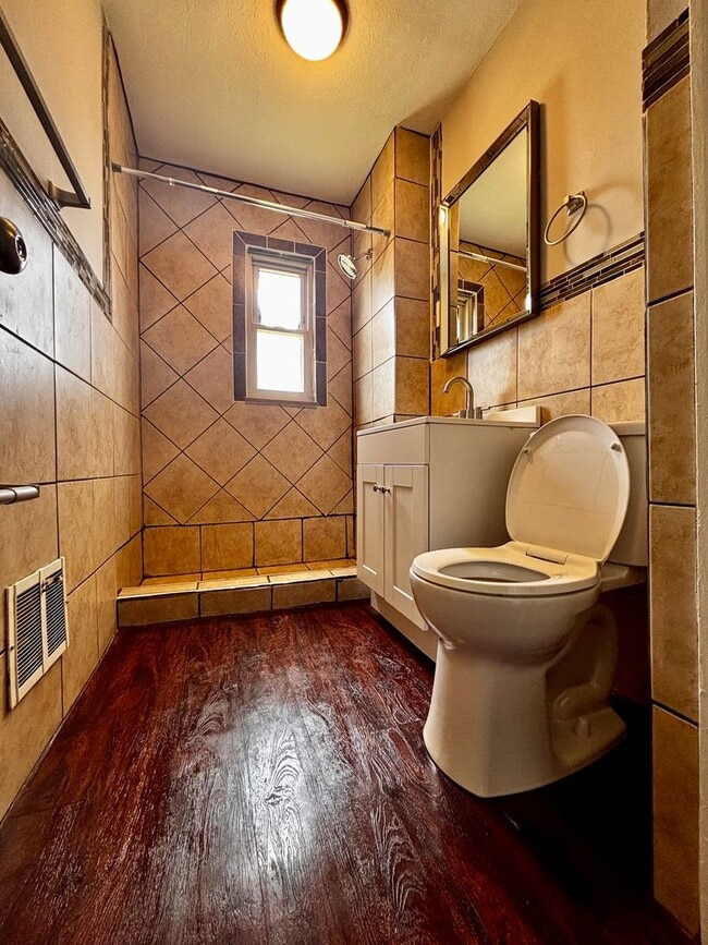 Building Photo - Beautiful 1 bed/1 bath apartment, just off... Unit 237 - C