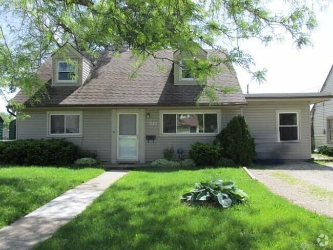 Building Photo - Great 4 bed 1.5 bath close to everything &... Rental