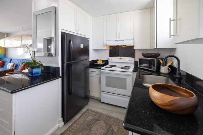 Full Kitchen - 2440 Date St Unit 702