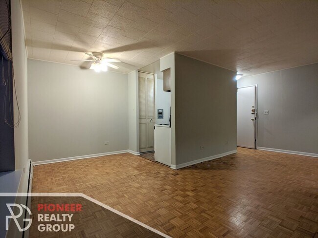 Building Photo - 510 W Briar Pl