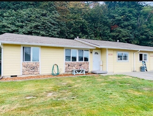Building Photo - 3 Bedroom, 1 Bathroom Duplex Rental