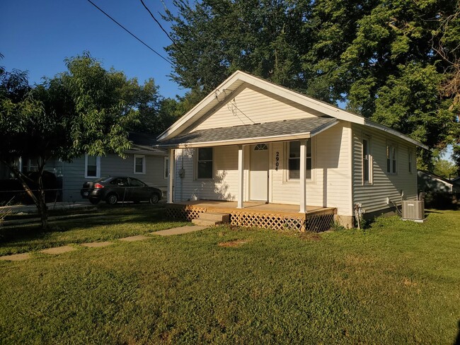 Adorable 2 Bedroom, 1 Bathroom Home! Rental - House Rental In Des ...