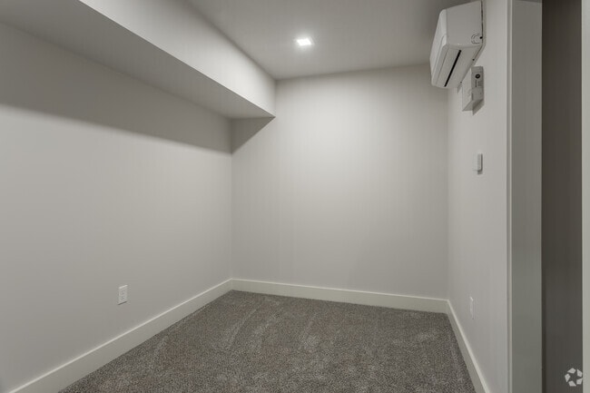 2BD, 1BA - 750SF