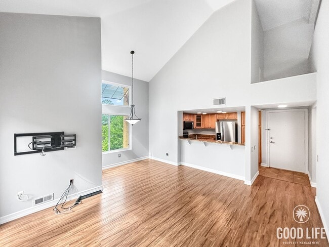 Building Photo - Beautiful 2BD/ 2BA W/ Reserved Parking in ... Rental