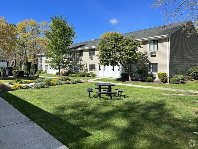 Beautiful green area in front of apartment building - Brookwood at Ridge Rental