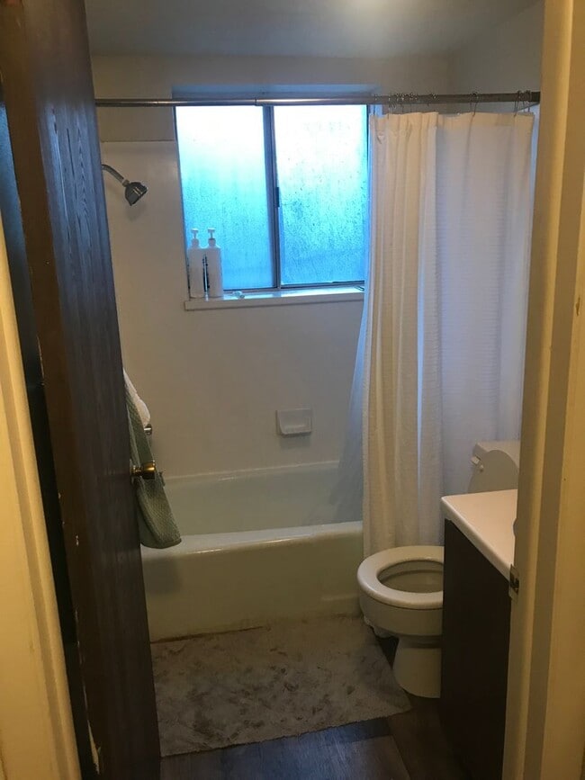 Building Photo - 1B/1B Pet Friendly Apartment South of BYU Unit 109