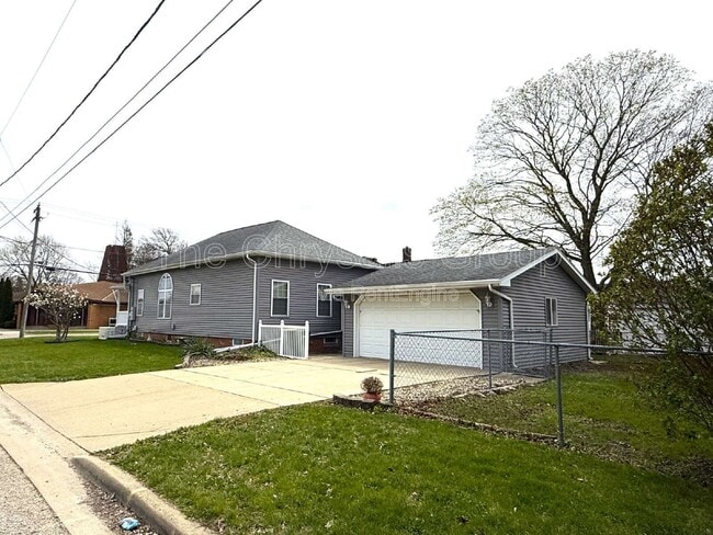 Photo - 402 S Illinois St