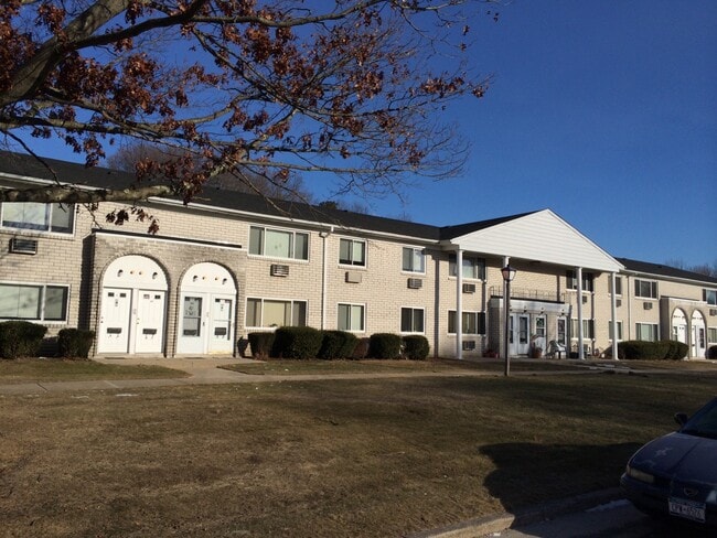 Brookwood on the Lake Apartments for Seniors