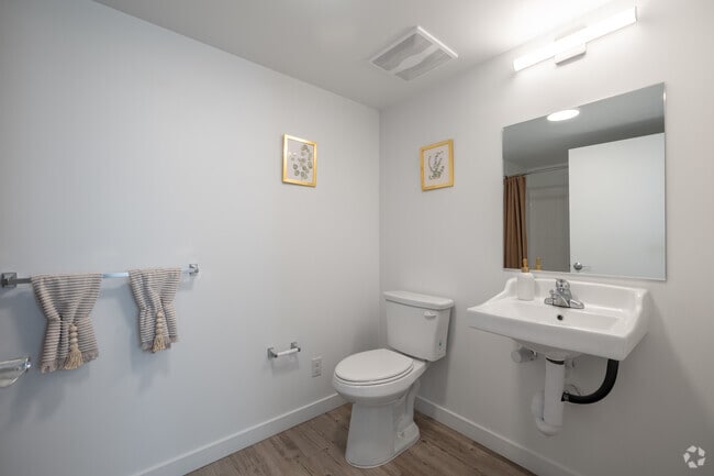 2BR, 2BA - 650SF - Bathroom