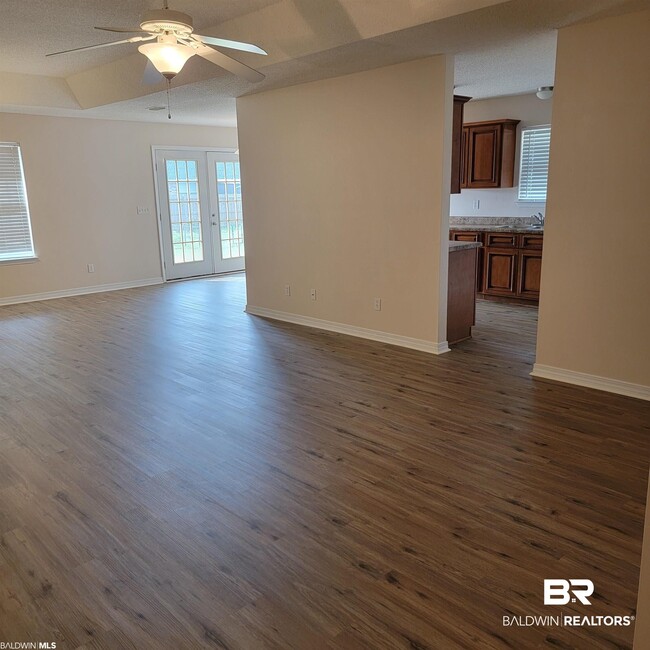 Photo - 1701 Woodbridge Cir E