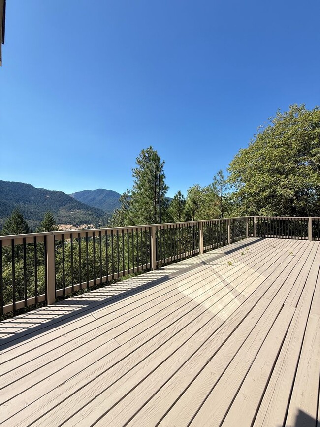 901 Manzanita Dr