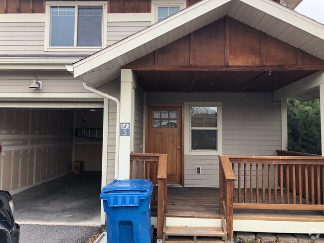 Building Photo - 3 bedroom Condo across from Outlaw Brewing!