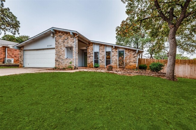 Photo - 2201 Cottonwood Ln