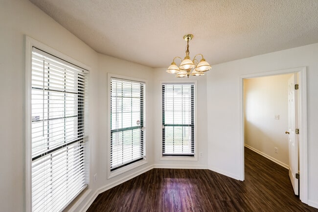 Photo - 360 Taylor Rd N