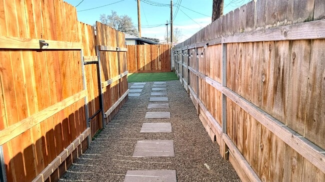 Photo - 10851 Hamill St