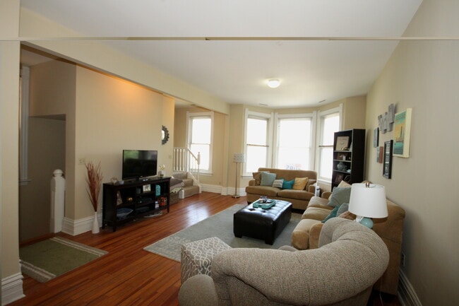 Building Photo - 3338 N Kenmore Ave Unit 3