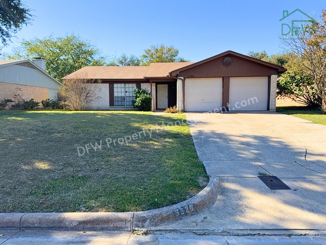 Building Photo - Charming 3BR Home for Lease with Spacious Backyard in Fort Worth