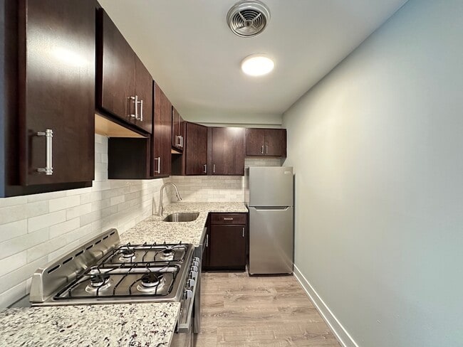 448 W Barry Unit 804