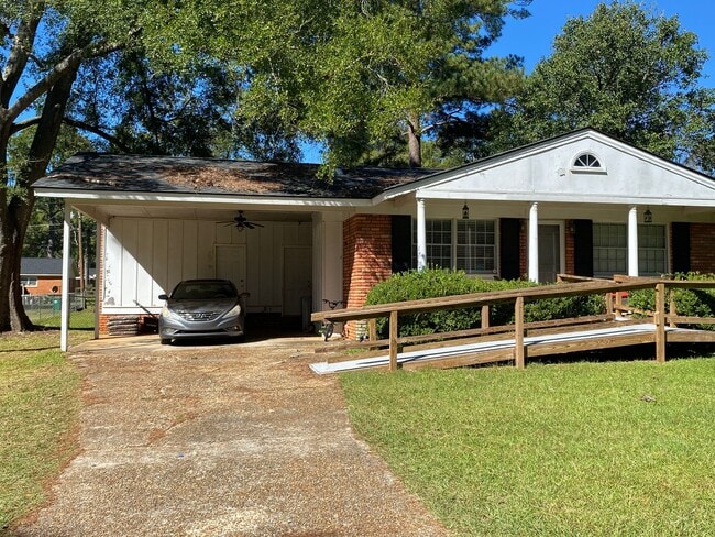 Building Photo - Charming 3 bedroom, 2 bathroom home featuring a fenced-in backyard and enclosed back porch. Fresh...