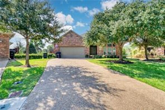 Building Photo - 3/2 Home w/pool Available NOW!