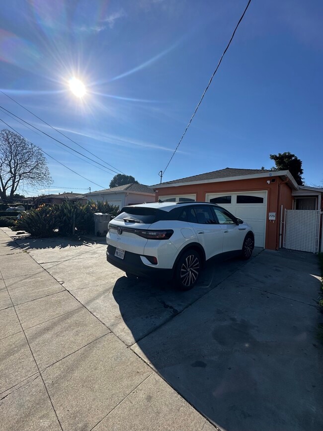 Photo - 773 N 14th St