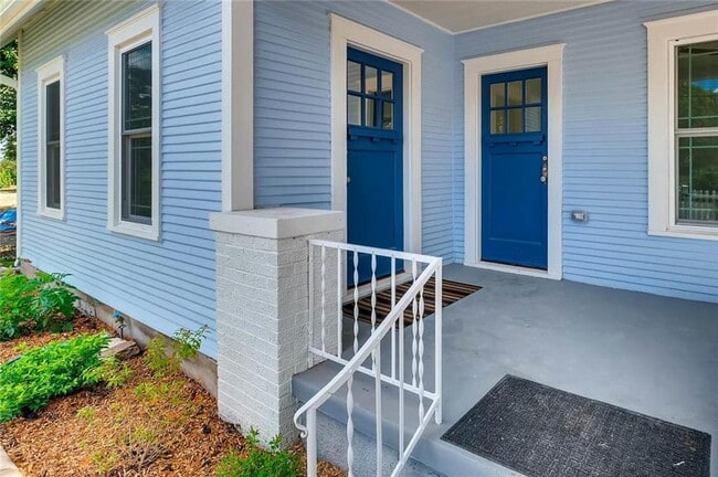 Photo - 811 1/2 E 38th St