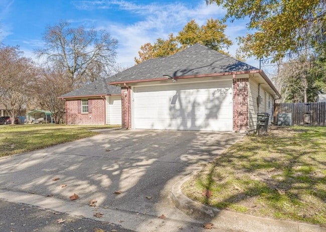 Photo - 325 Fuller St