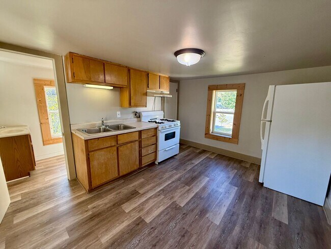 Building Photo - 302 N 2nd Ave Unit Upper