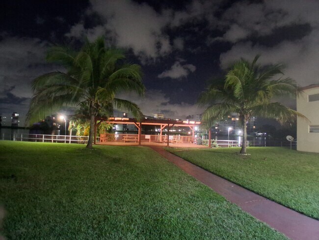 Photo - 1605 NE Miami Gardens Dr Unidad 105