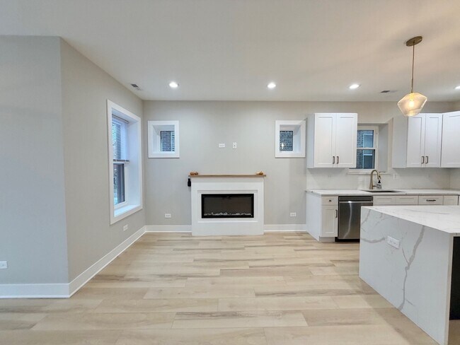 Photo - 4908 N Rockwell St