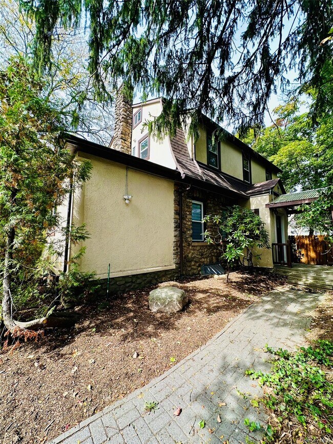 Photo - 283 N Middletown Rd