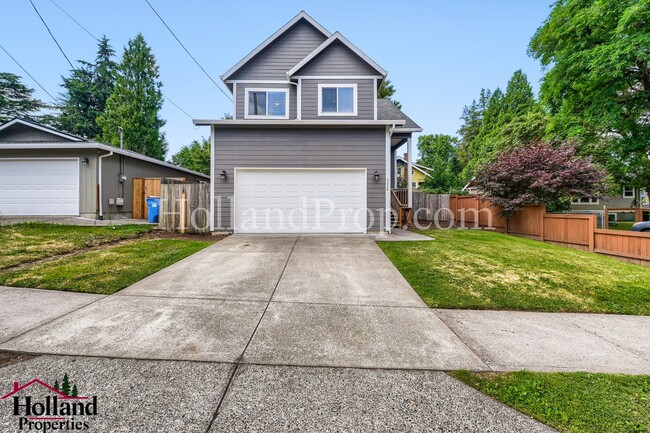 Photo - Great, Spacious & Inviting Home in the Heart of Milwaukie! BEST PRICE NOW $3,4500!!