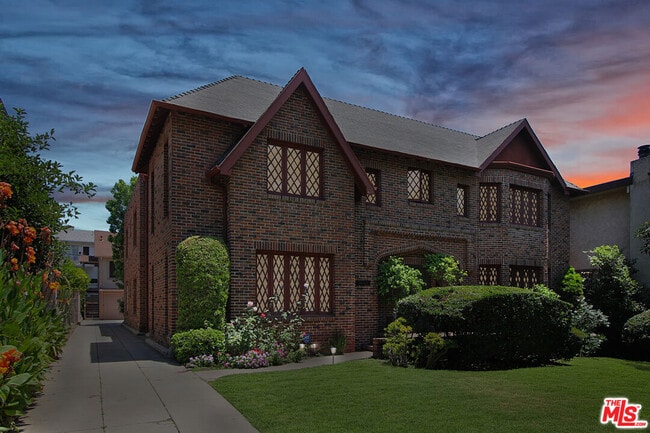 Building Photo - 1260 Flores St Unit 4