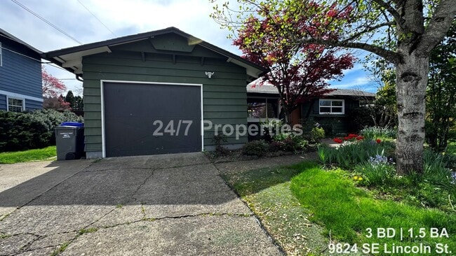 Building Photo - Vibrant 3BD | 1.5BA Home w/ Yard - SE Portland
