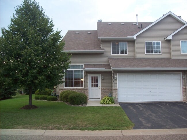 End Unit with double garage - 20617 Erin Way Rental