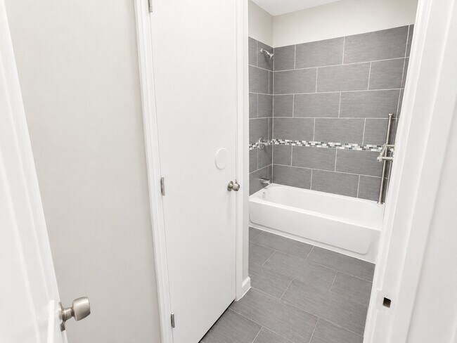 Photo - 175 Woodside Ave Unit 2