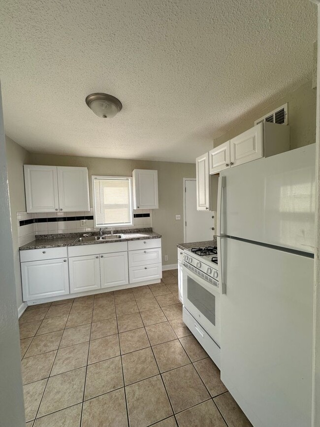 Photo - Cozy 2 Bedroom/1Bathroom Duplex For Rent ***Center School District***