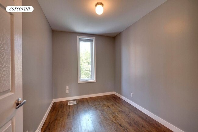 Photo - 475 Van Buren St